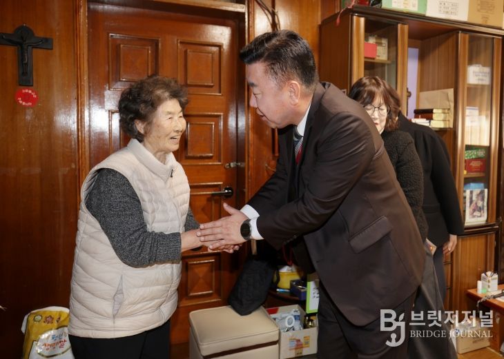 이범석 청주시장, 3·1절 앞두고 독립유공자 유족 위문. 사진(왼쪽부터 고 진공필 애국지사의 손자 김모 씨, 이범석 청주시장)
