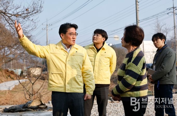 윤성진 제1부시장이 주민 의견을 청취하며 재난 취약요인을 점검하고 있다