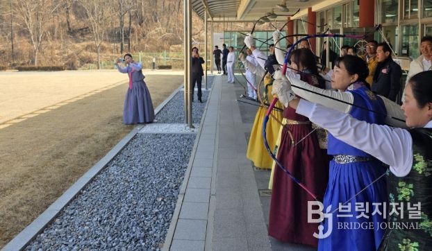 지난 21일 밀양시 국궁장에서 ‘제10회 밀양시궁도협회장배 궁도대회’ 경기가 진행되는 모습