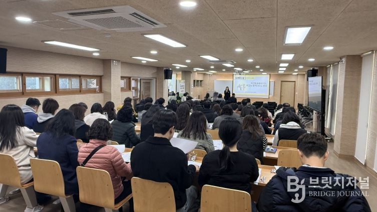 강북교육지원청이 23일 달천고에서 교직원을 대상으로 '학생맞춤통합지원 찾아가는 설명회'를 열고있다.