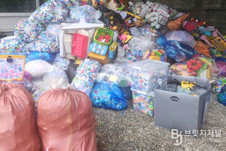 폐플라스틱 수거로 독거 어르신 낙상방지 안전바 제작 앞장