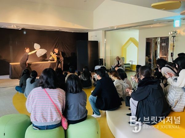 울산 유아와 보호자들이 24일 큰나무놀이터에서 학년말방학 특별체험 프로그램에 참여하고 있다.