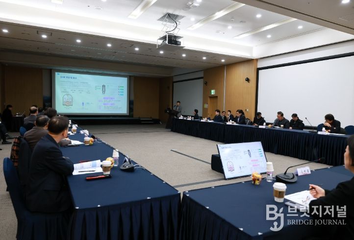 경상북도와 경주시가 24일 경주화백컨벤션센터에서 '경주 SMR 건설부지 유치지원 자문회의'를 개최하고 SMR 경주 유치를 위한 전략과 지원방안을 논의하고 있다