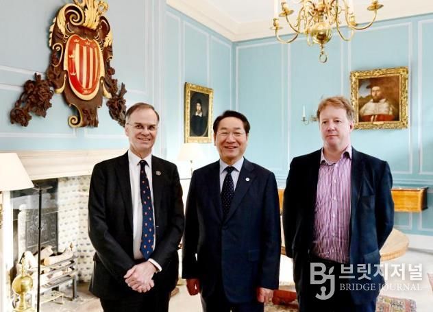 유정복 인천광역시장이 25일(현지시간) 영국 케임브리지대학교에서 폴 브리스토 케임브리지셔-피터버러 광역시장(오른쪽), 앤디 파커 케임브리지대 피터하우스 학장(왼쪽)과 협력방안을 논의한 뒤 기념촬영을 하고 있다