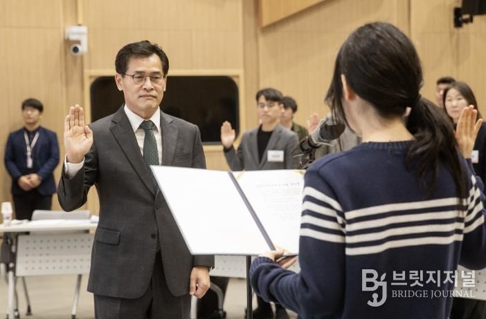 이기재 양천구청장(왼쪽)과 청년위원 대표가 선서를 하고 있다.