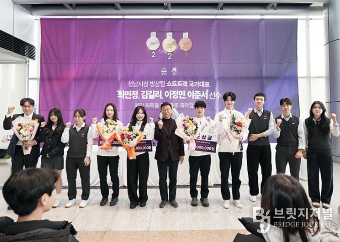 ‘2026 이탈리아 밀라노·코르티나담페초 동계올림픽(2.6.~22.)’ 대회에서 5개의 메달을 딴 성남시청 빙상팀 쇼트트랙 선수들이 시청 로비에서 열린 팬 사인회에서 기념사진을 찍고 있다.