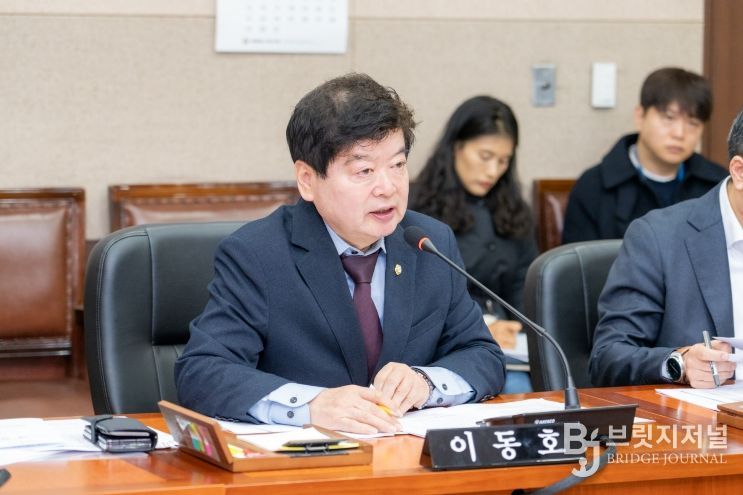 강남구의회 이동호 의원이 제332회 임시회 경제도시위원회 회의에서 조례 제정을 제안하고 있다.