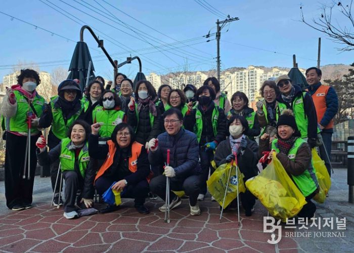 남양주시 호평동 지역봉사단, 봄맞이 호만천 환경정화 활동 실시