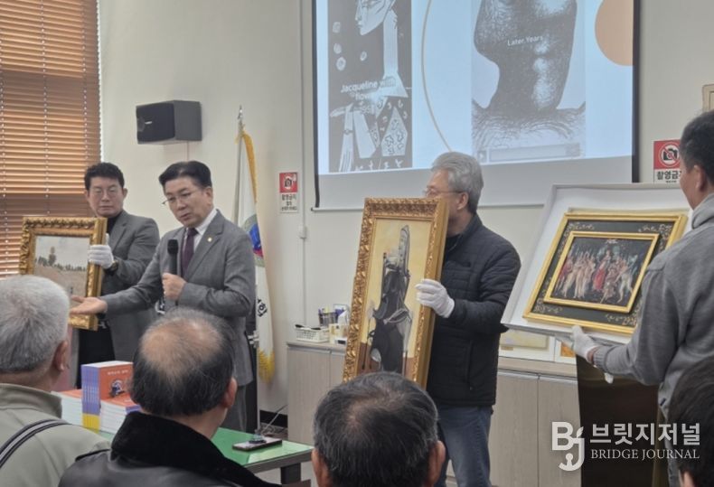 작품을 설명하고 있는 꾸바아트센터 차효준대표 (사진제공=K trendy NEWS)