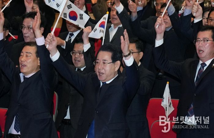 김영록 전라남도지사가 1일 전남도청 김대중강당에서 열린 ‘제107주년 3·1절 기념식’에서 참석자들과 만세 삼창을 하고 있다.