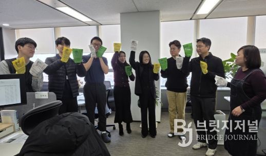 인천항만공사 항만정보화실 직원들의 청렴 메세지(“관행이라는 묵은 ‘때’를 박박 벗겨내야, 진정한 청렴의 ‘때’가 옵니다.”) 인증샷 촬영을 하고 있다. / 사진제공 = 인천항만공사