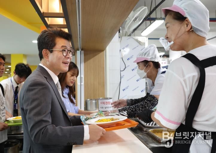 (지난해 6월 ‘천 원의 아침밥’ 체험을 위해 정원오 성동구청장이 한양대학교에 방문한 모습