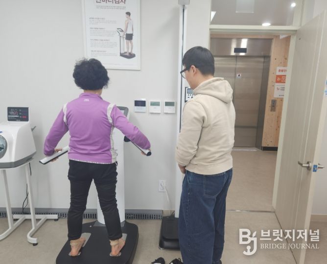 관저주민건강센터 중장년층 운동 프로그램 진행 장면