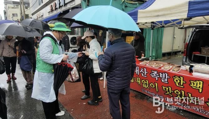 청년이 잇는 전통... 상주시청년새마을연대, 정월대보름 부럼 나눔 행사 개최