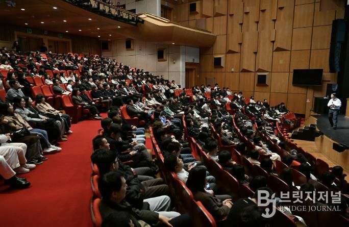 2월 26일 안산문화예술의전당에서 안산시 전 직원을 대상으로 공직자 청렴교육이 진행되고 있다