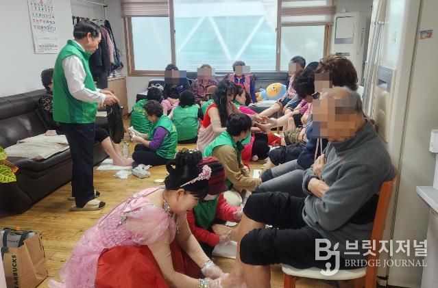 수원시 장안구 송죽동 새마을부녀회, 발마사지 봉사와 음악 공연 선사