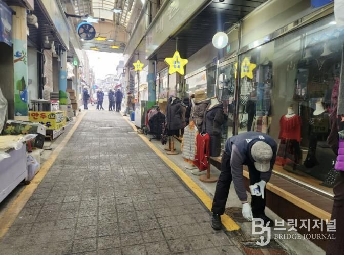 연천군보건의료원, “말라리아, 유충부터 잡는다”… 해빙기 유충구제 실시