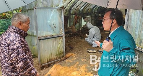 울산보건환경연구원 심민령 원장이 조류인플루엔자 발생 예방을 위해 토종닭 농가를 직접 방문해 방역 실태를 점검하고 있다