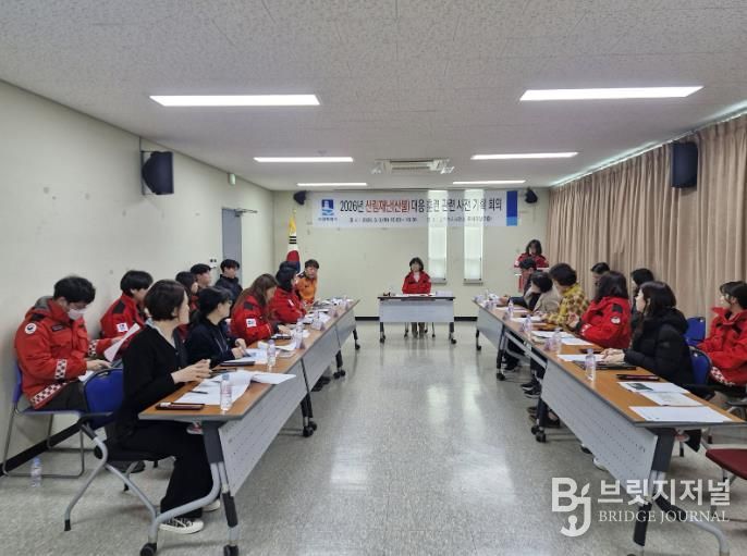 수원시가 2026년 산림재난(산불) 대응 훈련 사전 기획회의를 열고 있다.