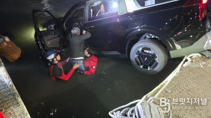 울산해경, 방어진 남진항 내 방파제 앞 해상 차량 추락 신속 구조