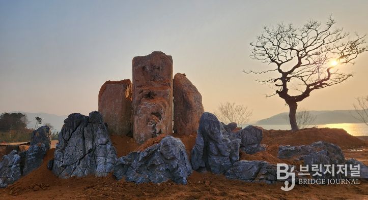 여수세계섬박람회장 내 석가산과 팽나무
