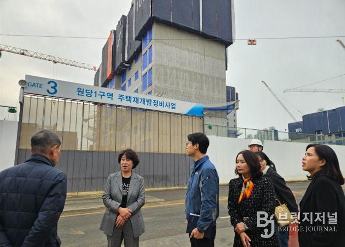 이현숙 고양교육지원청 교육장이 원당1구역 주택재개발조합 관계자와 함께 인근 통학로를 순회하며 공사현장을 점검하고 있다.