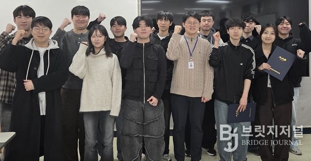 인천시사회서비스원은 인천시, 국정원 지부, 인하대, 인천대와 지난달 27일 인천대에서 ‘공공기관 웹 취약점 점검 프로젝트’ 성과 보고회를 갖고 기념 촬영을 하고 있다.