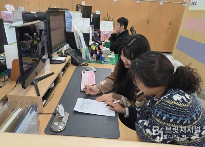민원지적과 직원이 4일 민원 방문인에게 토지합병 사전컨설팅제를 안내하고 있다.
