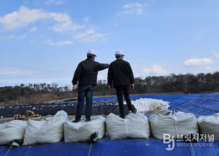 점검반이 해빙기를 맞아 생활폐기물 처리시설 안전점검 실시중인 모습.