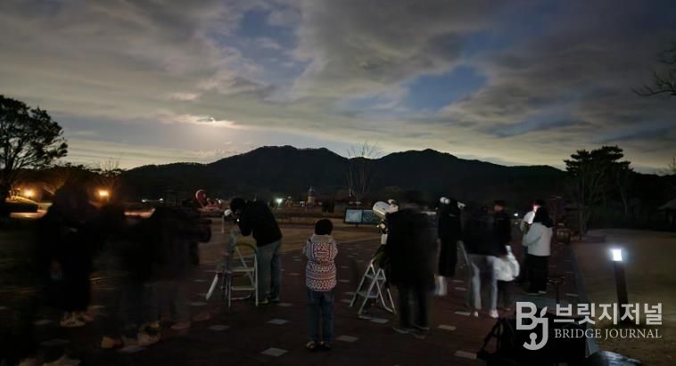 순천만천문대에서 참가자들이 천체망원경 관측 준비 과정을 살펴보며 별 관측 체험을 하고 있다