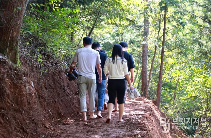 보성군, 읍면별 1개소 ‘맨발산책길’ 조성 본격화_보성읍 망제산에 조성한 ‘맨발 산책길’을 주민들이 걷고 있다