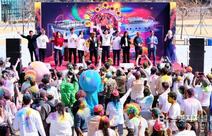 - 제16회 2026 홀리해이 페스티벌에서 참가자들이 축제의 하이라이트인 색 가루 뿌리기 세레모니를 준비하고 있다.