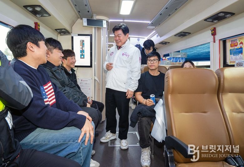 '십시일반(十匙一飯) 가게'64호점 현판 전달