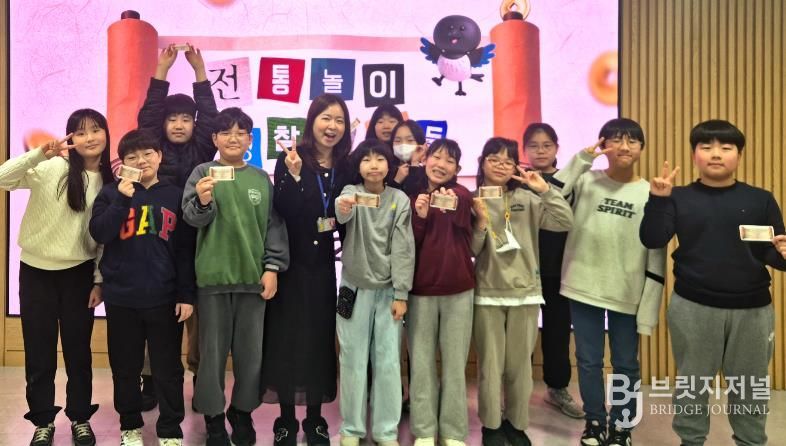 프로그램 종료 후 기념촬영을 하는 참여자들