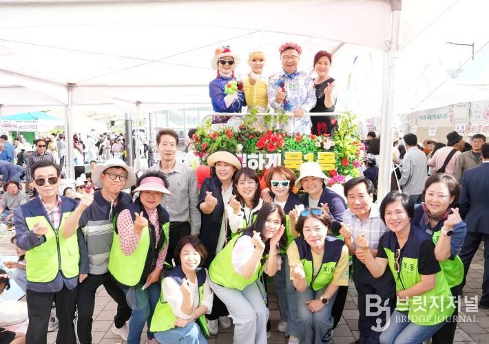 지난해 ‘장미 퍼레이드’에 참석한 구민들과 류경기 중랑구청장