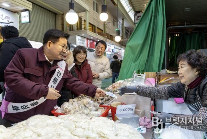 설 명절맞이 망원시장을 방문한 박강수 마포구청장