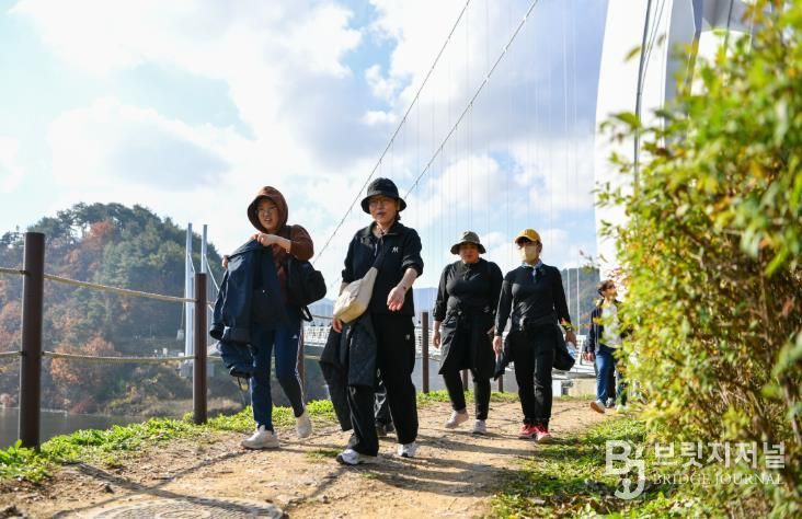시민들이 영주댐 일원을 걷고 있다
