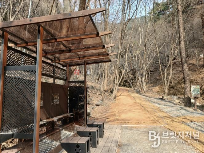 향천사 황톳길 전경