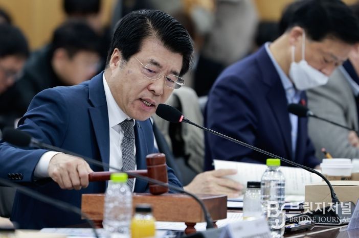 2026월 3월 11일 서울시청 기획상황실에서 진행된 서울시구청장협의회 회의 민선 8기 4년차 협의회장인 서강석 송파구청장이 마무리 인사를 하고 있다.