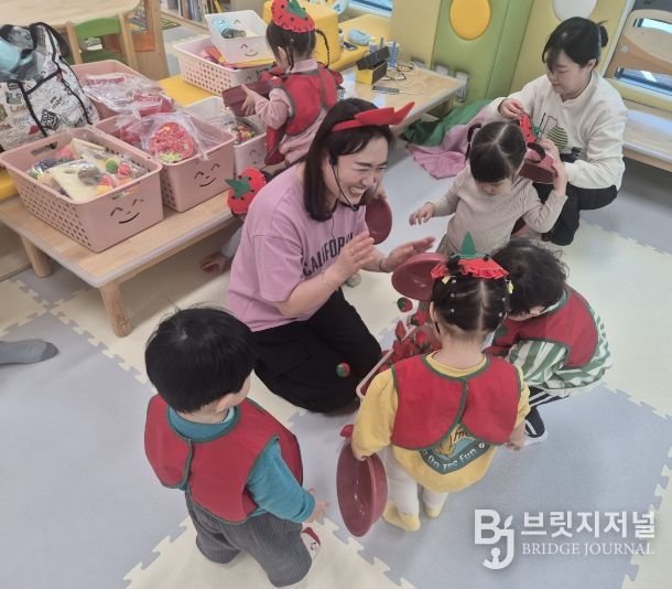 영천시 공동육아나눔터에서 오감만족 체험놀이교실에 참여 중인 아이들과 부모들