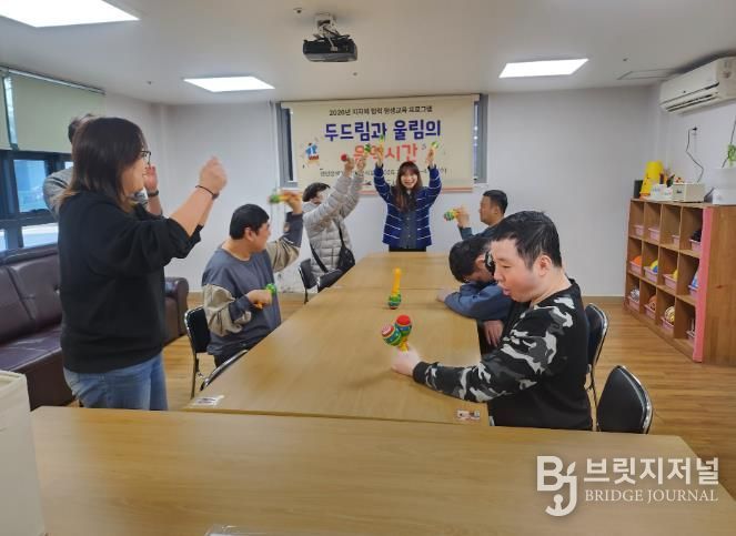 경민장애인주간이용시설 이용자들이 11일 울주도서관이 주관한 '찾아가는 평생교윽 프로그램'에 참여하고 있다.