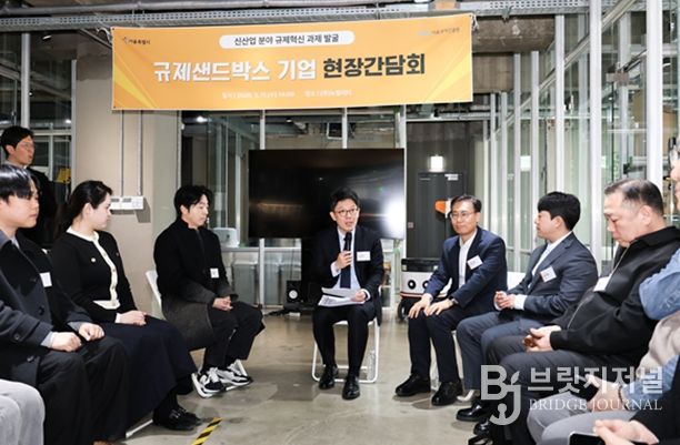 김병민 서울시 정무부시장이 3월 11일 성동구 성수동 ‘뉴빌리티’ 본사에서 열린 ‘신산업 분야 규제혁신 과제 발굴을 위한 규제샌드박스 기업 현장간담회’에서 기업 관계자들과 규제 애로 및 개선 방안을 논의하고 있다.