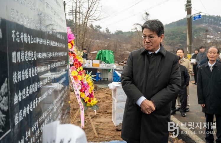 번암 채제공 선생 ‘청송장’ 명시비 제막식 참석자들이 단체 기념촬영을 진행하고 있다.