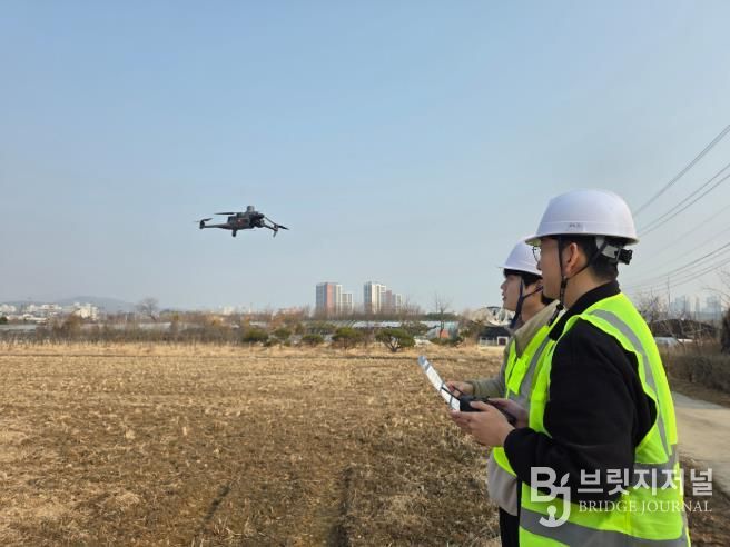 유성구청 직원이 드론을 활용해 개발제한구역 내 불법행위를 단속하고 있다.