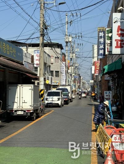 경주시 성동동 일대 전신주에 통신선과 전력선이 복잡하게 얽혀 설치돼 있는 모습