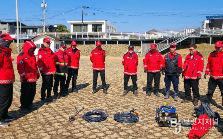 영덕군 산불 전문 예방진화대가 오십천변에서 산불 기계화 장비 운용 훈련을 하고 있다.