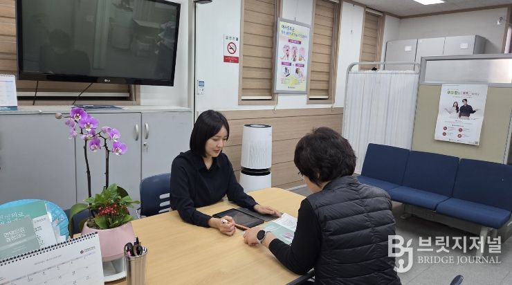 박수진 팀장이 사전연명의료의향서 작성에 대해 민원인에게 설명하고 있다.