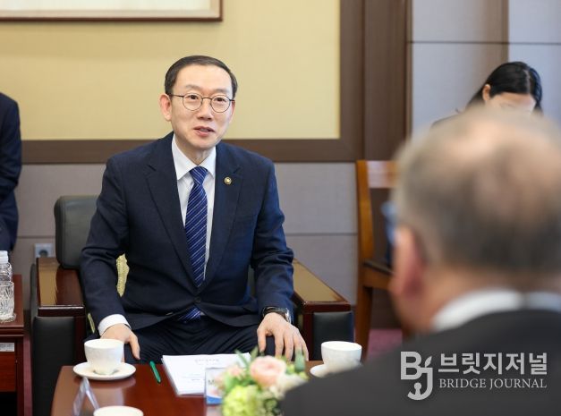 이명구 관세청장이 13일 서울본부세관에서 이반 얀차렉 주한 체코 대사를 만나 우리 기업의 체코 수출 확대를 지원하기 위한 양국 간 관세협력 방안을 논의하고 있다.