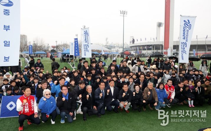 이재식 수원특례시의회 의장이 「제2회 중부일보배 전국 유소년 축구 페스티벌」에 참석해 선수들과 기념촬영을 하고 있다.
