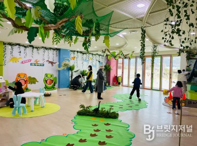 울산지역 유아들이 7일 유아교육진흥원 큰나무놀이터에서 공룡을 주제로 한 다양한 체험활동을 하고있다